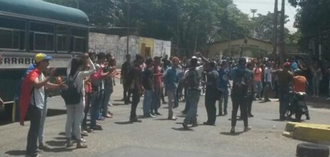 Represión en Universidad de Carabobo dejó 30 estudiantes heridos