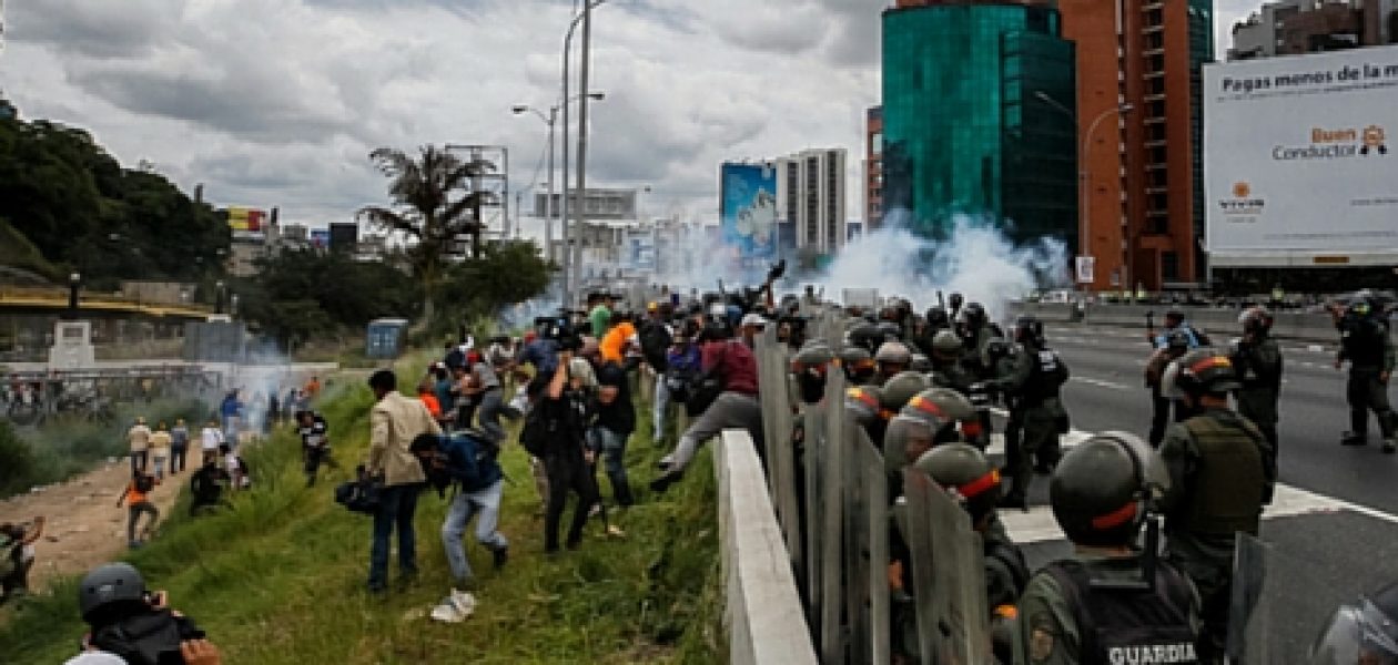 Dispersaron marcha de la oposición en Caracas con bombas lacrimógenas
