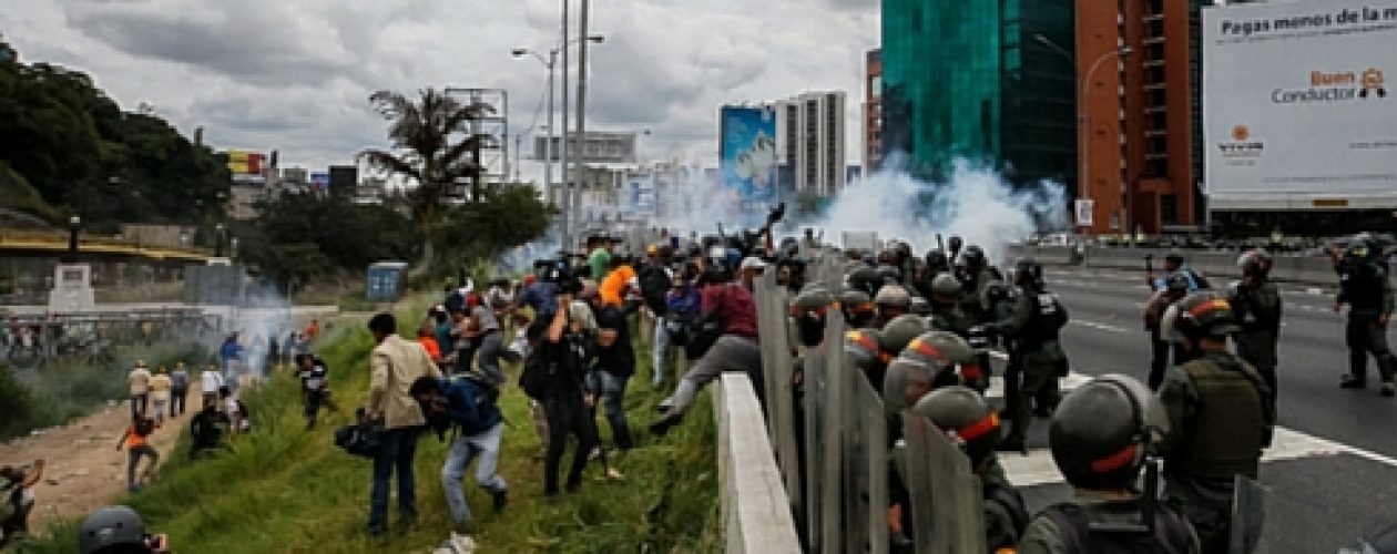 Dispersaron marcha de la oposición en Caracas con bombas lacrimógenas