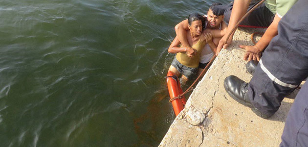 Rescatan a mujer que se lanzó al Lago de Maracaibo (+fotos)