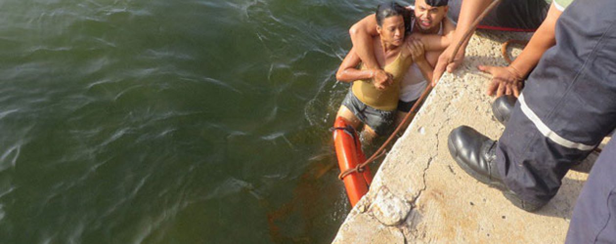 Rescatan a mujer que se lanzó al Lago de Maracaibo (+fotos)