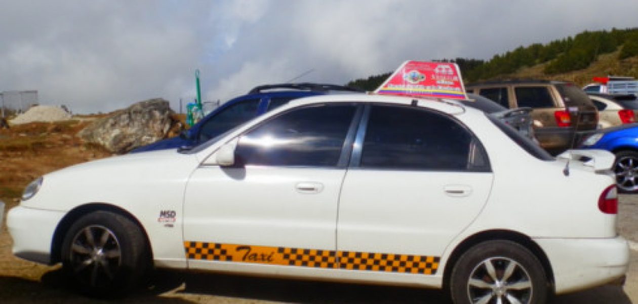 Un día de salario mínimo se va en una carrera de taxi