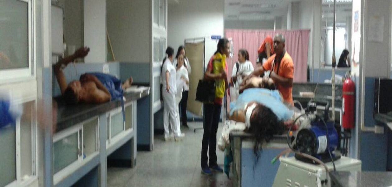 Hospital en Lara acuesta a sus pacientes en escritorios y mesones