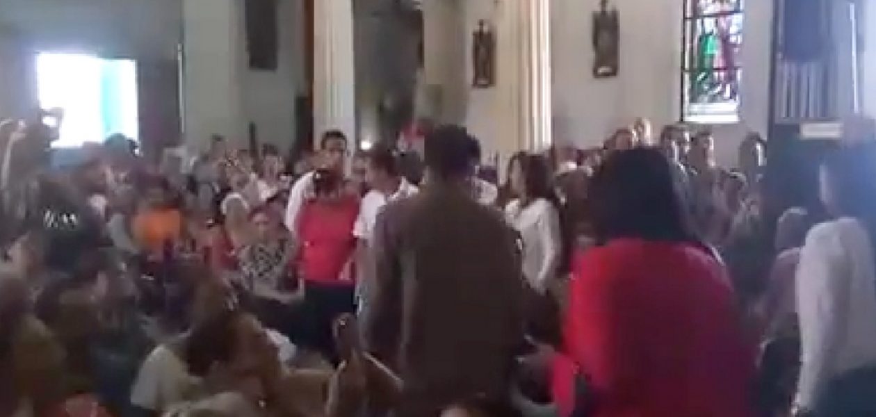 Representantes del régimen se marchan molestos de la Misa de Santa Ines