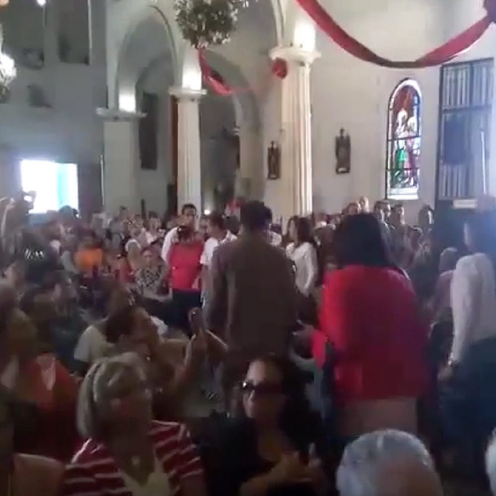Representantes del régimen se marchan molestos de la Misa de Santa Ines