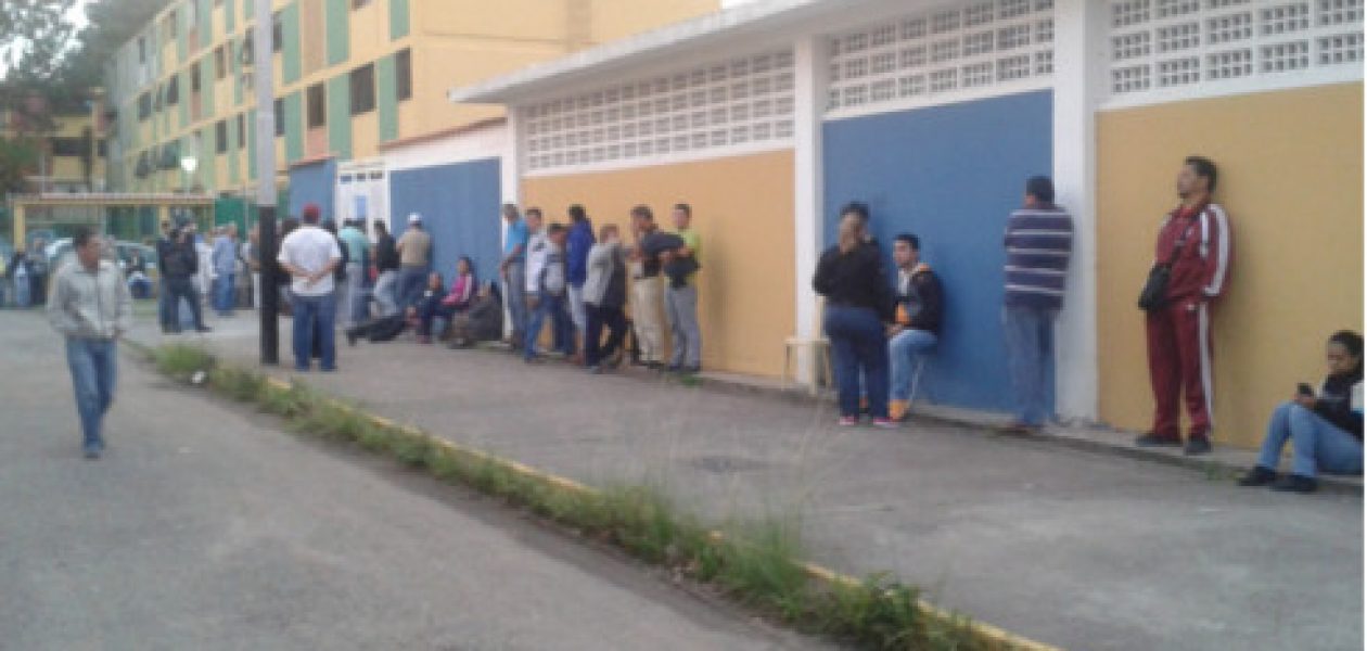 Desde las 04:00 A.M electores hacen colas para votar en Táchira