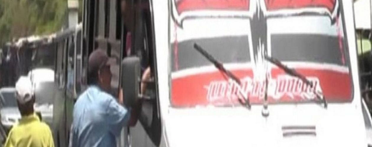 Transportistas de San Cristobal realizan paro indefinido