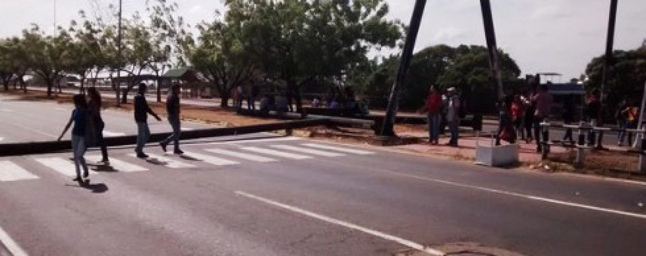 Protestan en la UDO Guayana por falta de transporte y comedor