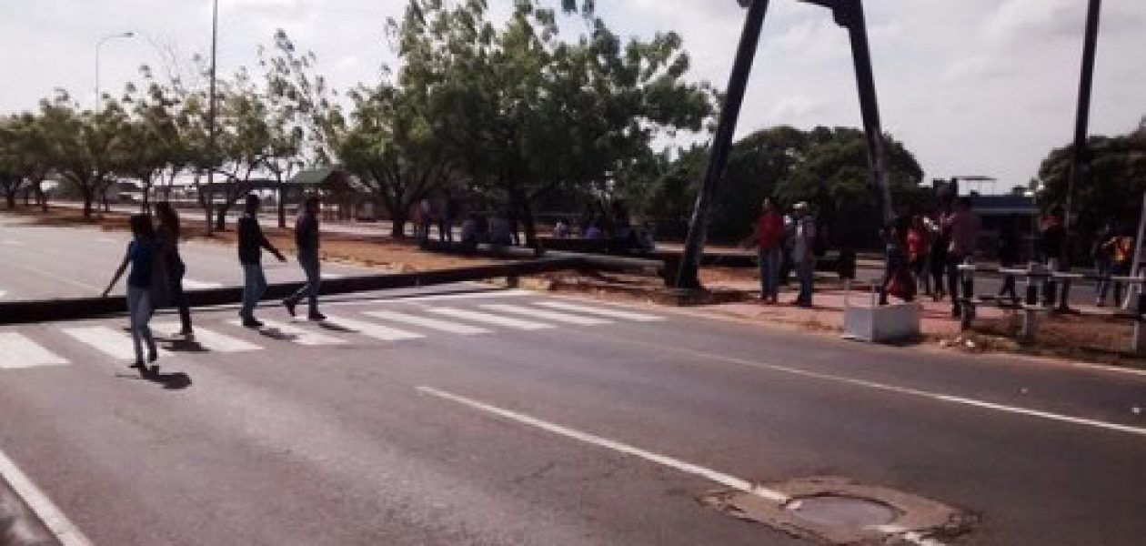Protestan en la UDO Guayana por falta de transporte y comedor
