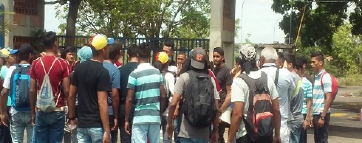 Reprimen a manifestantes en la autopista Francisco Fajardo