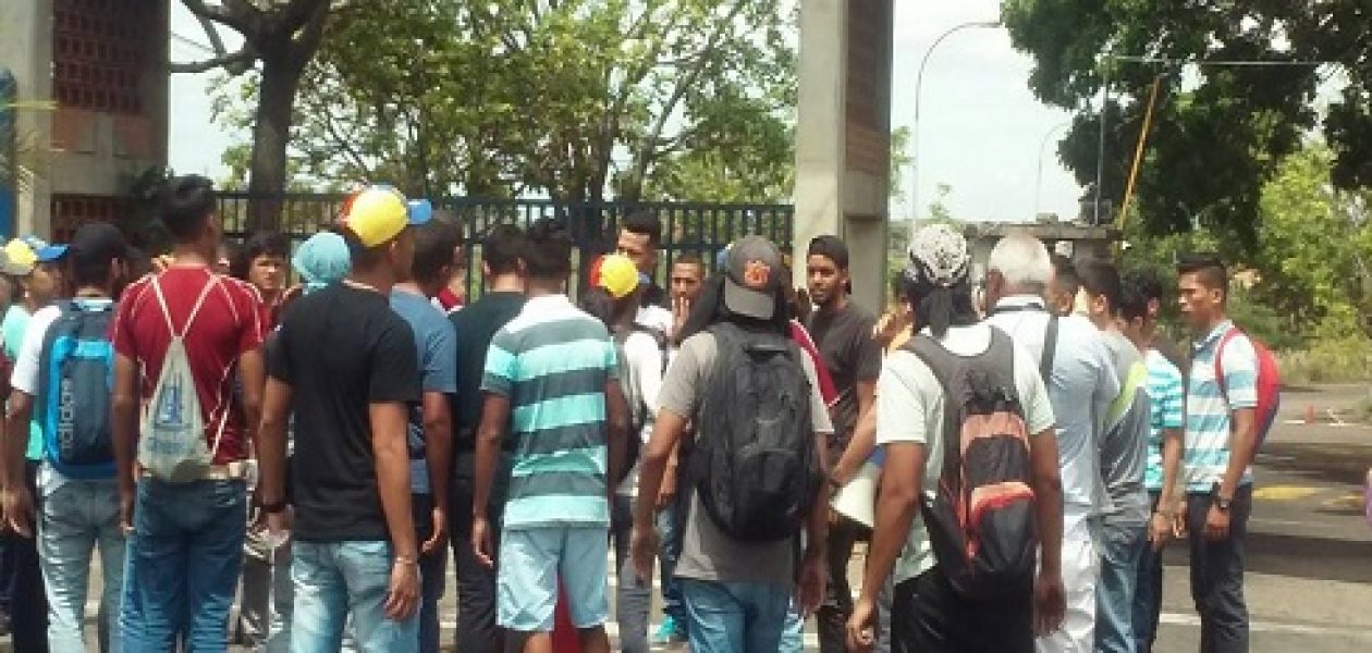 Reprimen a manifestantes en la autopista Francisco Fajardo