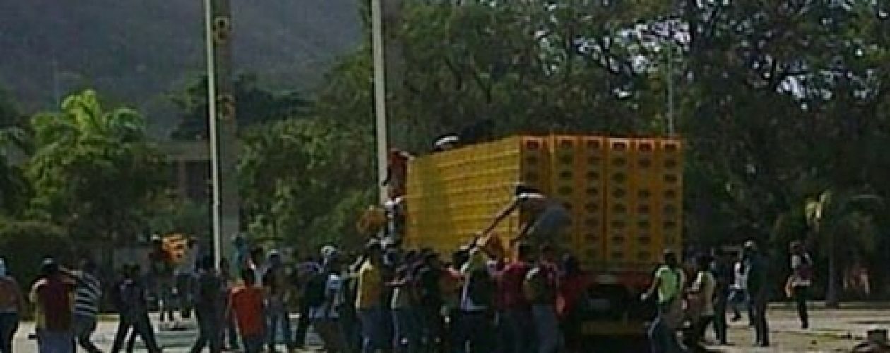 Dentro de la Universidad de Oriente saquean camión cargado de cerveza