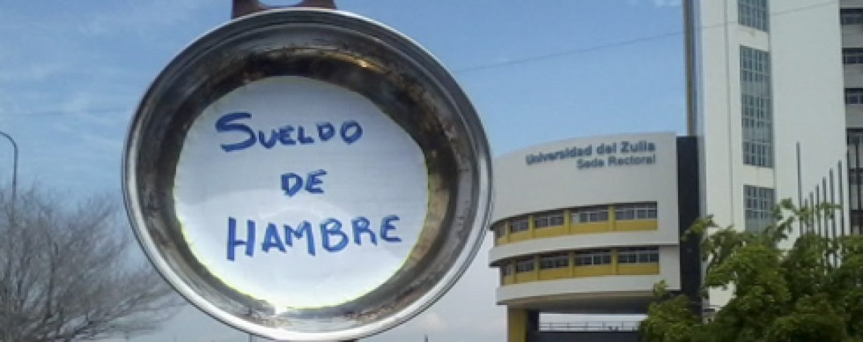 Trabajadores de la Universidad del Zulia continúan en protesta por bajos salarios