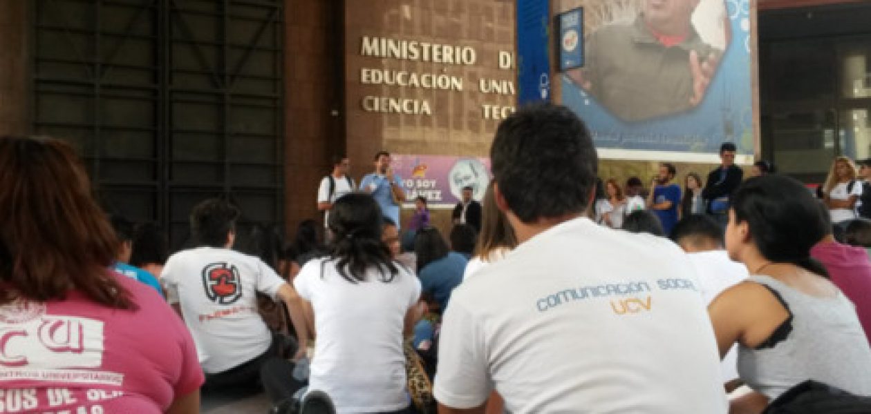 Universidades públicas protestan en la calle