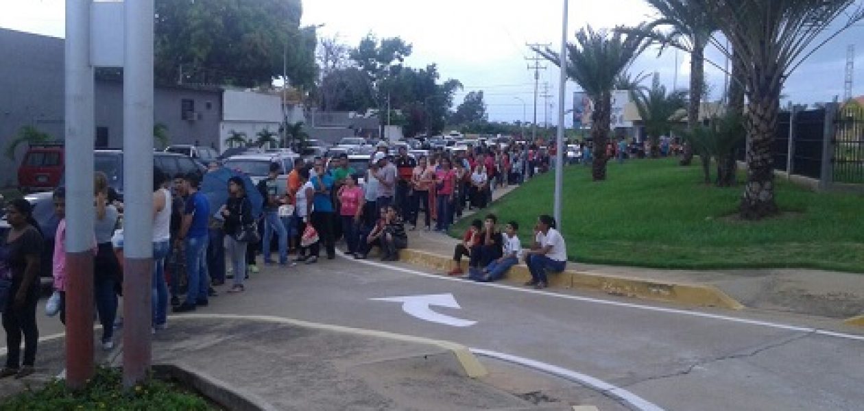 Guayaneses madrugan por conseguir vacunas contra la difteria