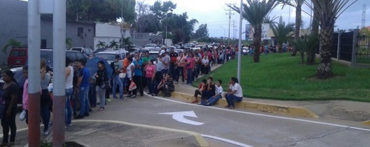 Guayaneses madrugan por conseguir vacunas contra la difteria