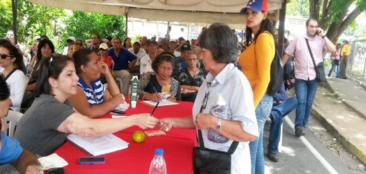 Puntos de validación de firmas abarrotados por personas de la tercera edad