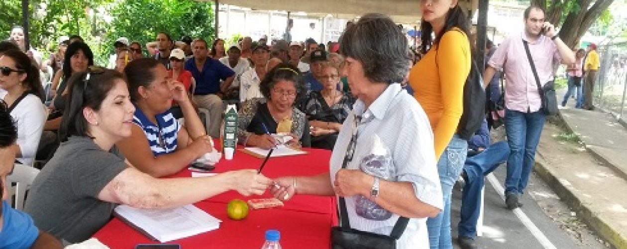 Puntos de validación de firmas abarrotados por personas de la tercera edad