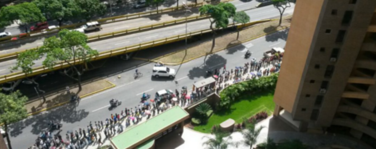 Segundo día de validación de firmas mantiene congestionada Plaza Venezuela