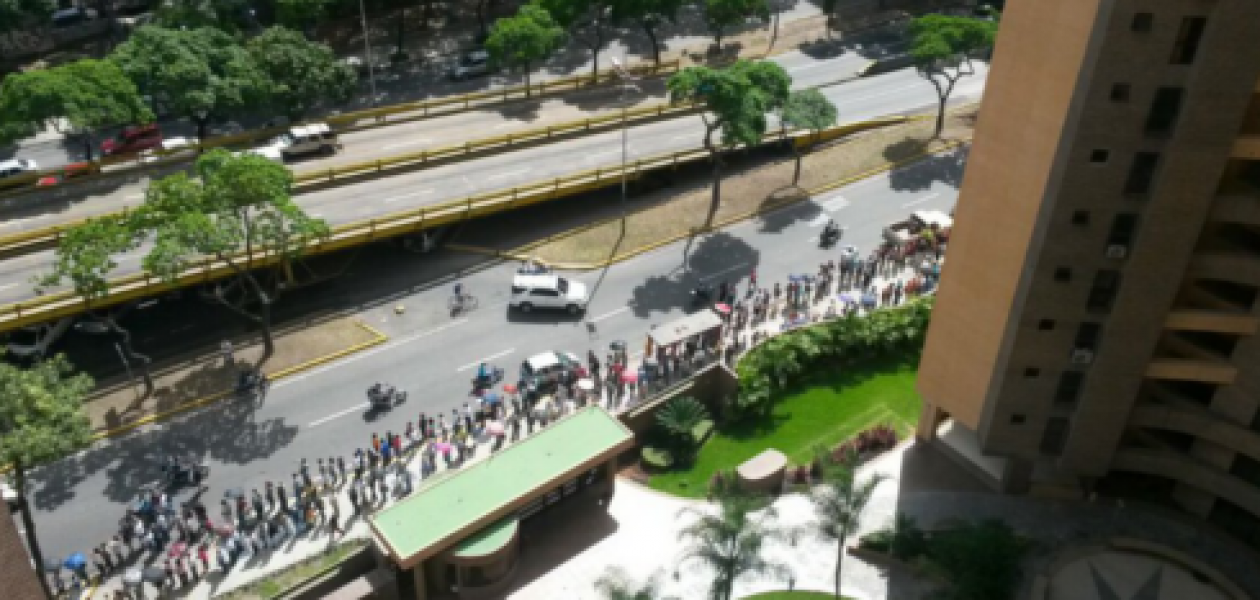 Segundo día de validación de firmas mantiene congestionada Plaza Venezuela