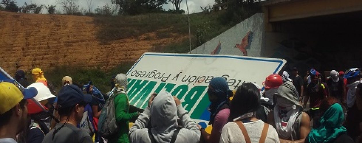 Tumban valla de Rangel Gómez luego de represión en la UCAB Guayana