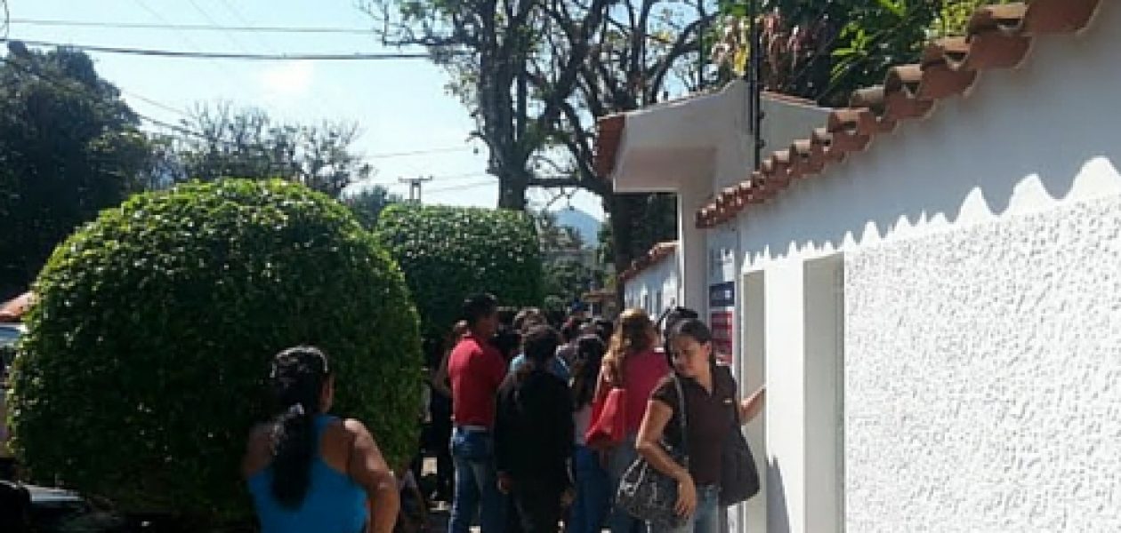Venezolanos hacen grandes colas en Consulado de Colombia aspirando nacionalidad