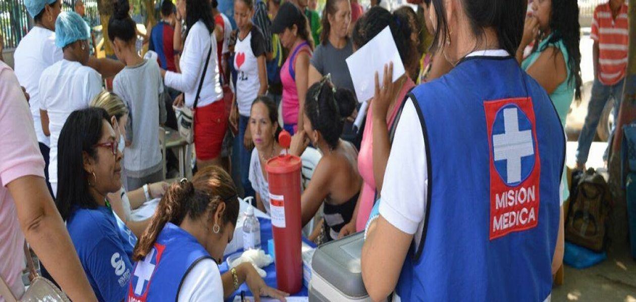 Atienden a venezolanos en Colombia que viven en Terminal de Barranquilla