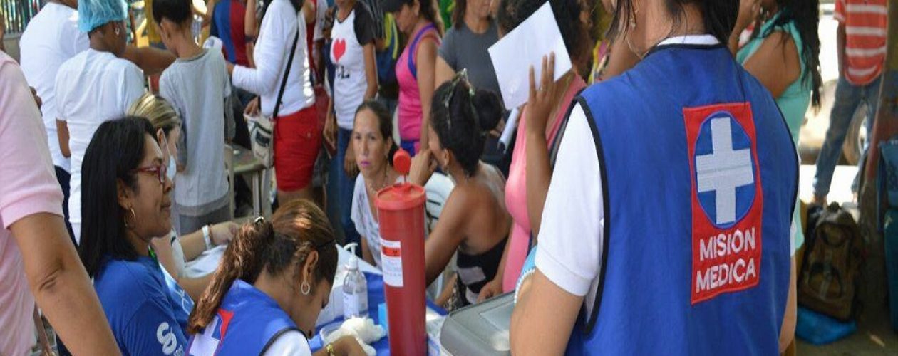 Atienden a venezolanos en Colombia que viven en Terminal de Barranquilla