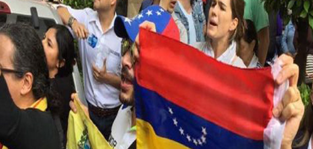 Venezolanos en México protestaron contra la Constituyente rodeados de maduristas