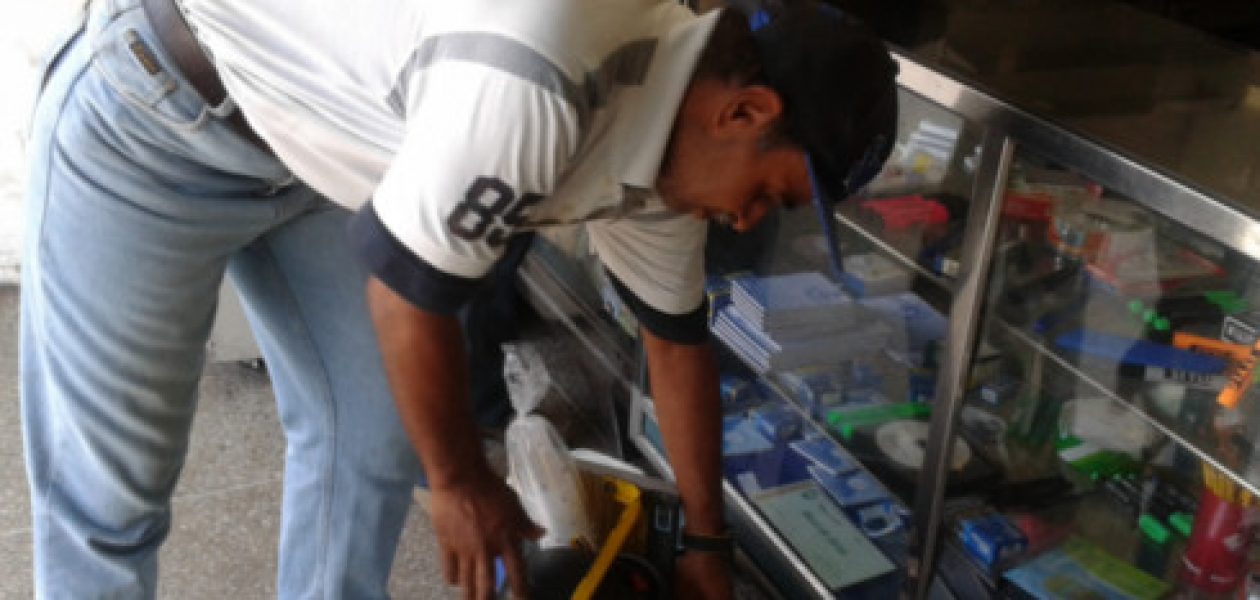 Vender café en las calles produce más que un empleo formal en Venezuela