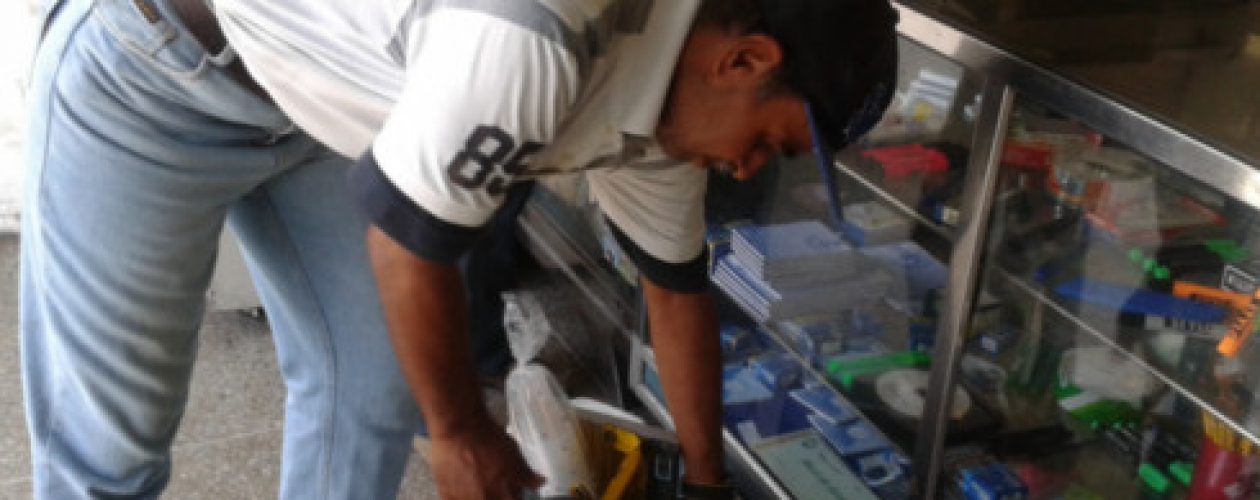 Vender café en las calles produce más que un empleo formal en Venezuela