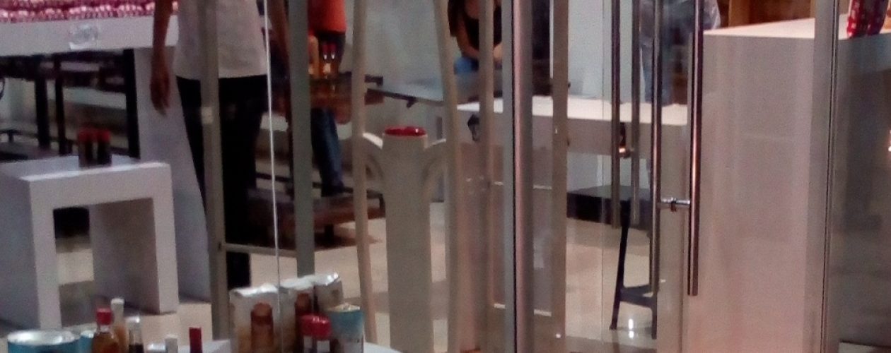 Tiendas de ropa y calzado ahora son de venta de comida