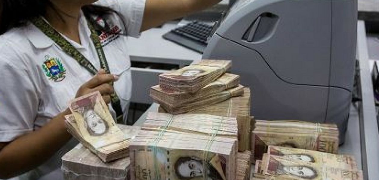 Cambistas aplauden vigencia del billete de 100