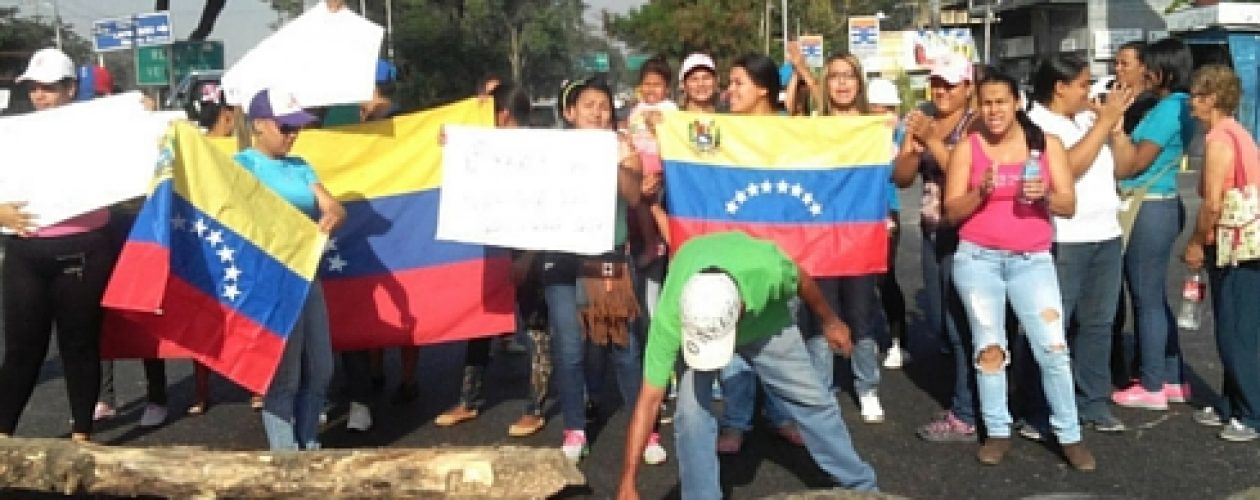 ¡Exigen sus viviendas! Familias cerraron Intercomunal Maracay-Turmero