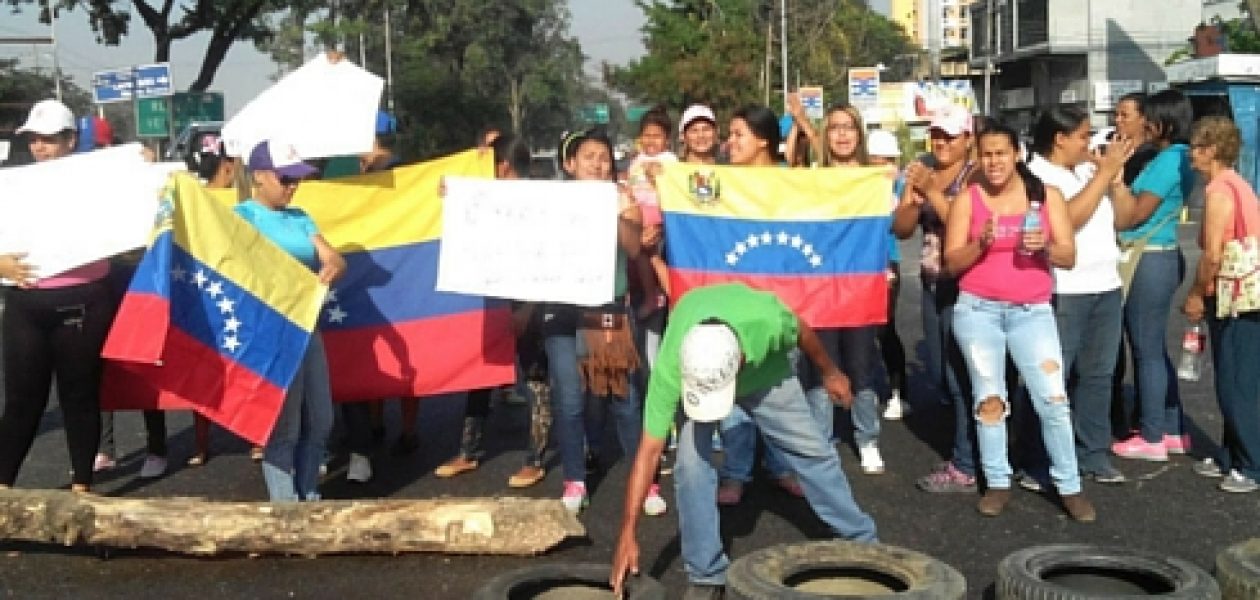 ¡Exigen sus viviendas! Familias cerraron Intercomunal Maracay-Turmero