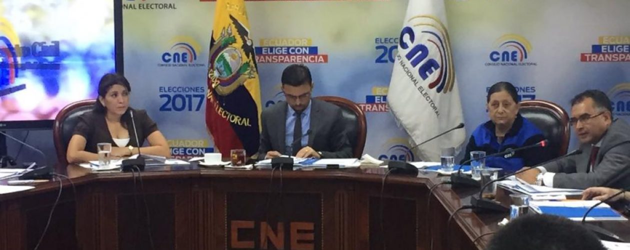 Ecuador aprobó en referendo consultivo suprimir la reelección indefinida