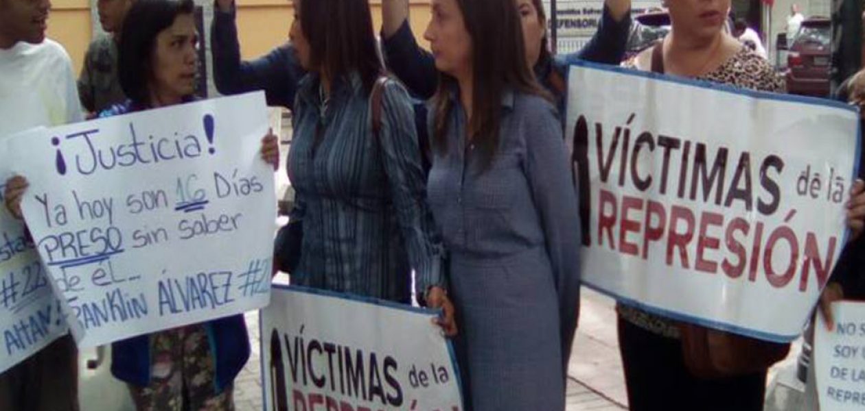 Víctimas de la represión protestaron ante la Defensoría del Pueblo