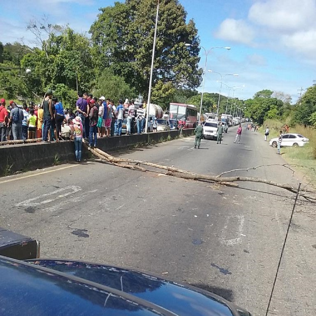 Protestas simultáneas en el país por bono navideño y Clap